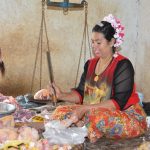 Freundliche Marktfrau in traditioneller Kleidung