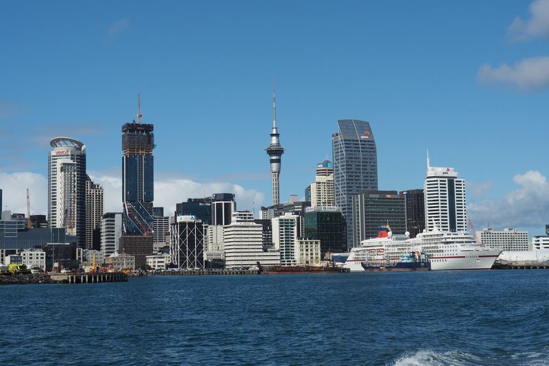 Blick von der Fähre auf Auckland